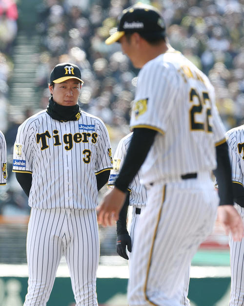 オープニングで入場する阪神藤川監督（右）を見つめる大山（撮影・前田充）