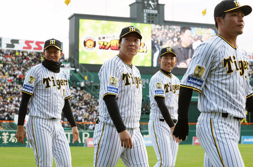 エンディングで場内1周する大山（中央左）ら阪神の選手たち（撮影・前田充）