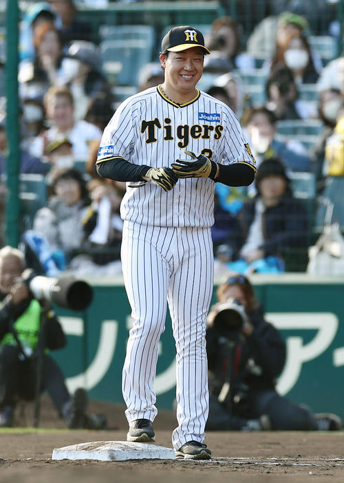 相席食堂オールスターズとの野球対決で安打を放ち笑顔を見せる阪神大山（撮影・前田充）