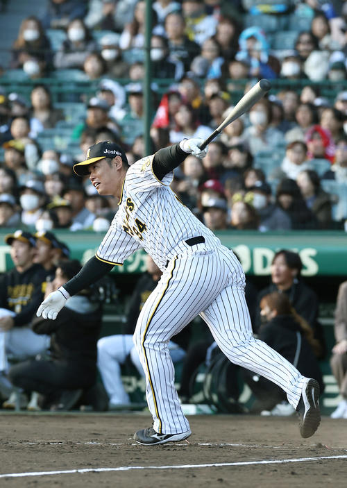 相席食堂オールスターズとの野球対決で適時打を放つ阪神原口（撮影・前田充）
