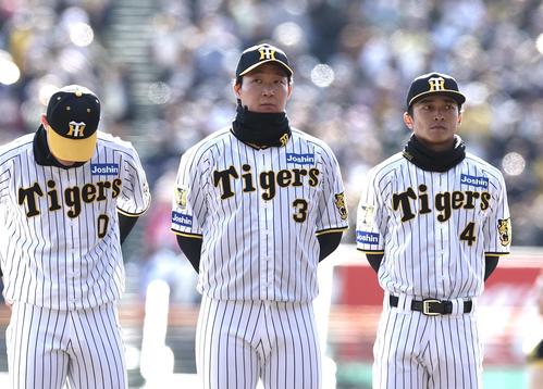 オープニングで入場する阪神大山（中央）（撮影・前田充）