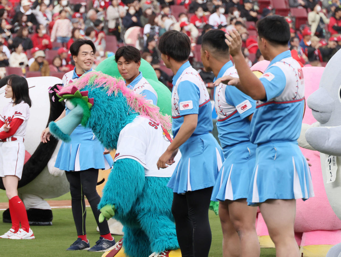 ファン感謝デーでCCダンスを踊る滝田（左）ら（撮影・加藤孝規）