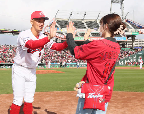 ファン感謝デーでファンとハイタッチする広島矢野（撮影・加藤孝規）