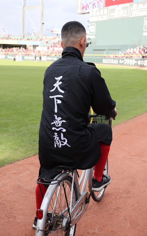 障害物競走にやんちゃな格好で登場した矢野（撮影・加藤孝規）