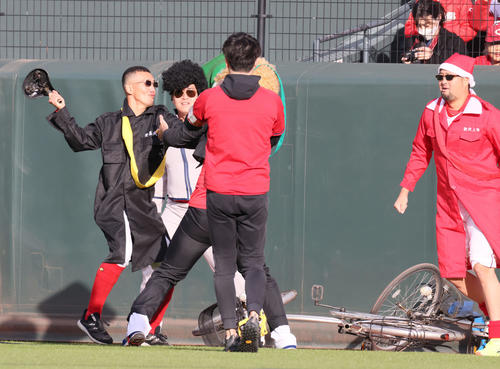 障害物競走で自転車のサドルを外して、競走相手をやっつける矢野（左）（撮影・加藤孝規）