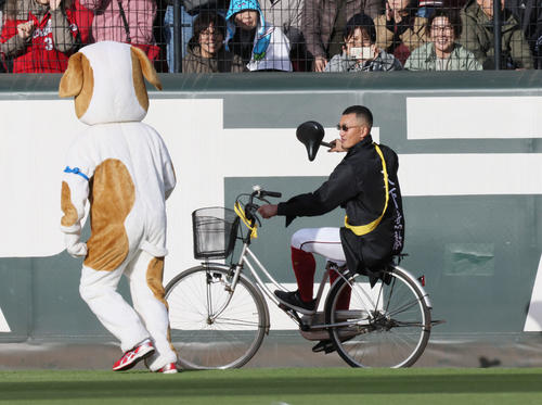 障害物競走で自転車のサドルを外したまま、独走する矢野（撮影・加藤孝規）