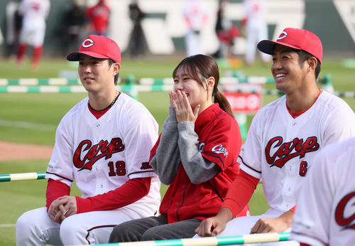 ファン感謝デーでファンと記念写真におさまる広島森下（左）と高木（撮影・加藤孝規）