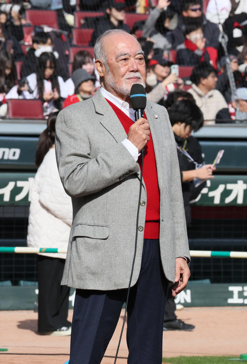 ファン感謝デーのイベントで司会を務める安仁屋宗八氏（撮影・加藤孝規）