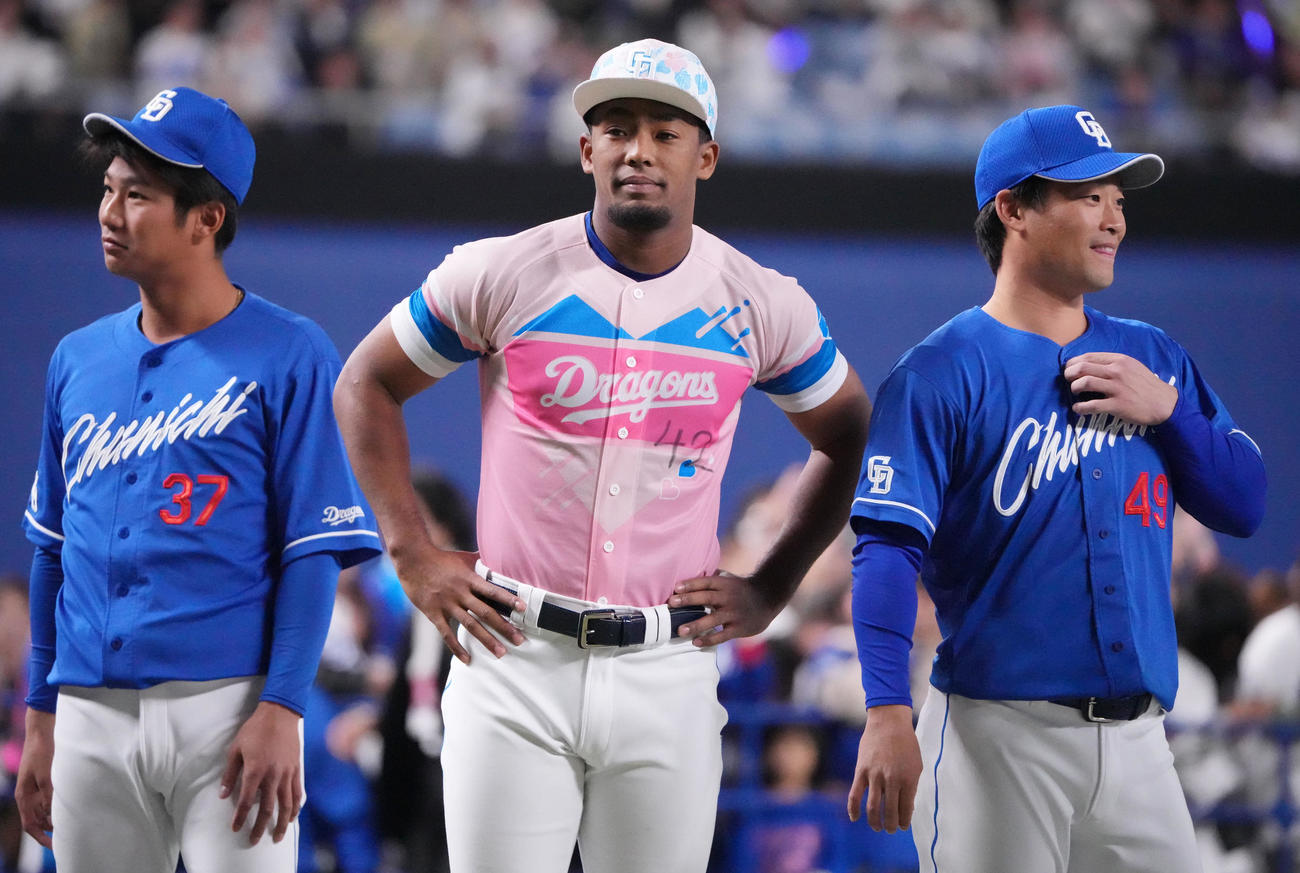 ユニフォームを忘れレディースユニフォームを着用する中日ブライト健太（中央）（撮影・森本幸一）