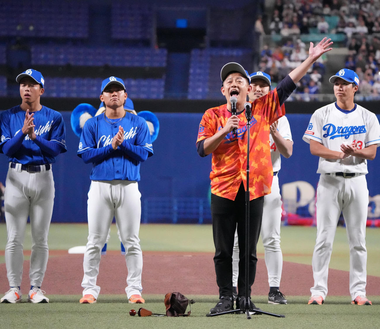 ファンにあいさつをする進行役のスピードワゴンの井戸田潤（中央）（撮影・森本幸一）