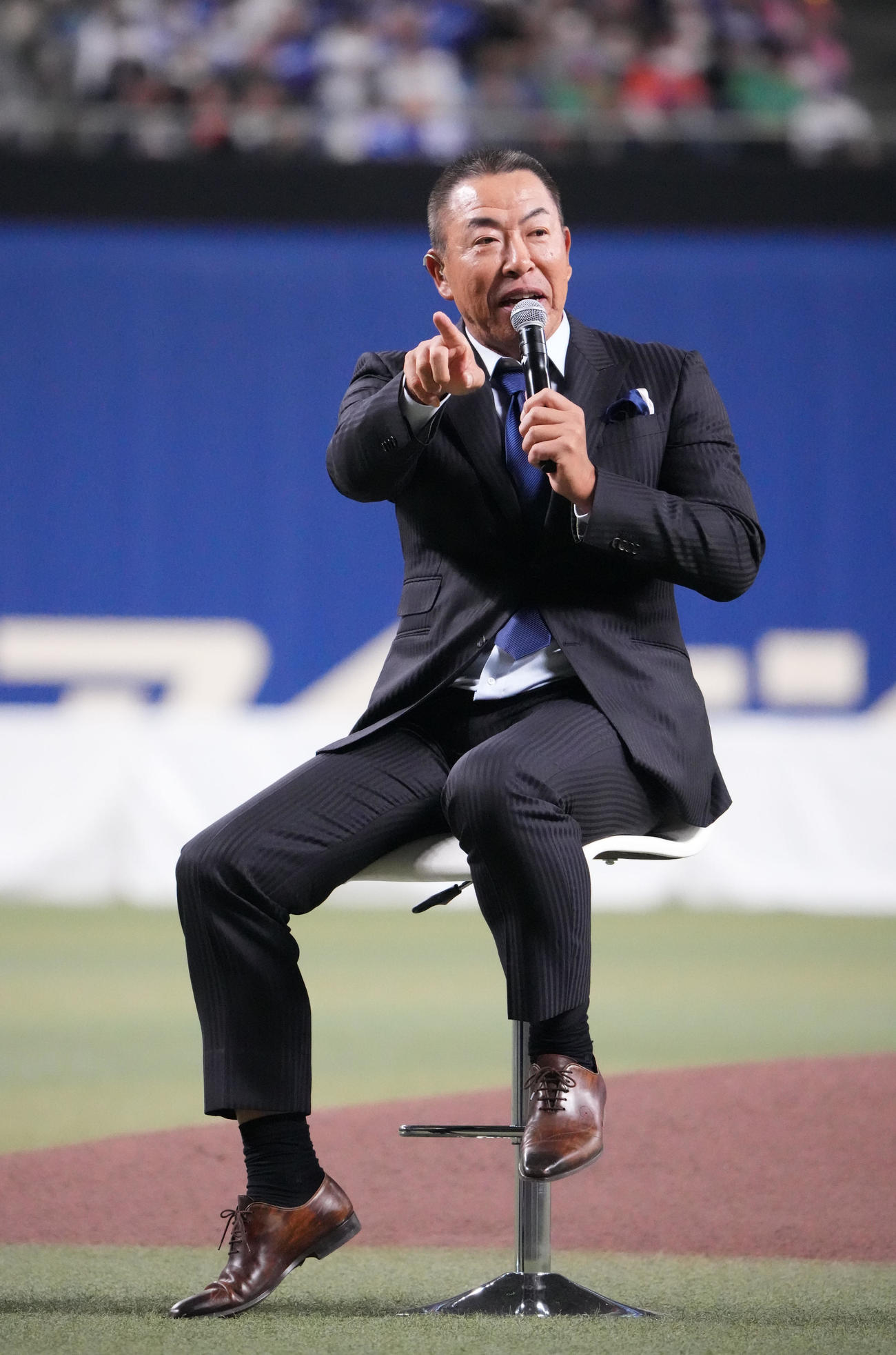 イベント合間のトークショーに参加する中日井上監督（撮影・森本幸一）
