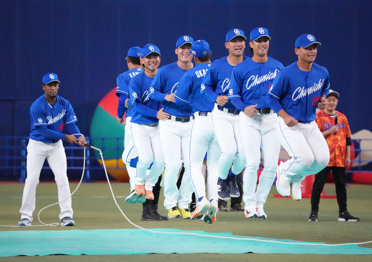 大縄飛びにチャレンジする野手チーム（撮影・森本幸一）