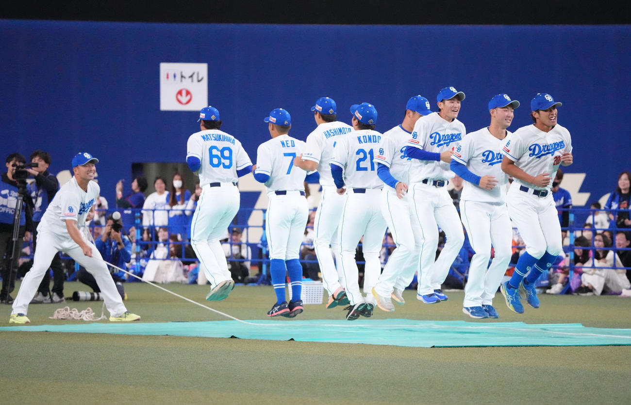 大縄飛びにチャレンジする投手チーム（撮影・森本幸一）