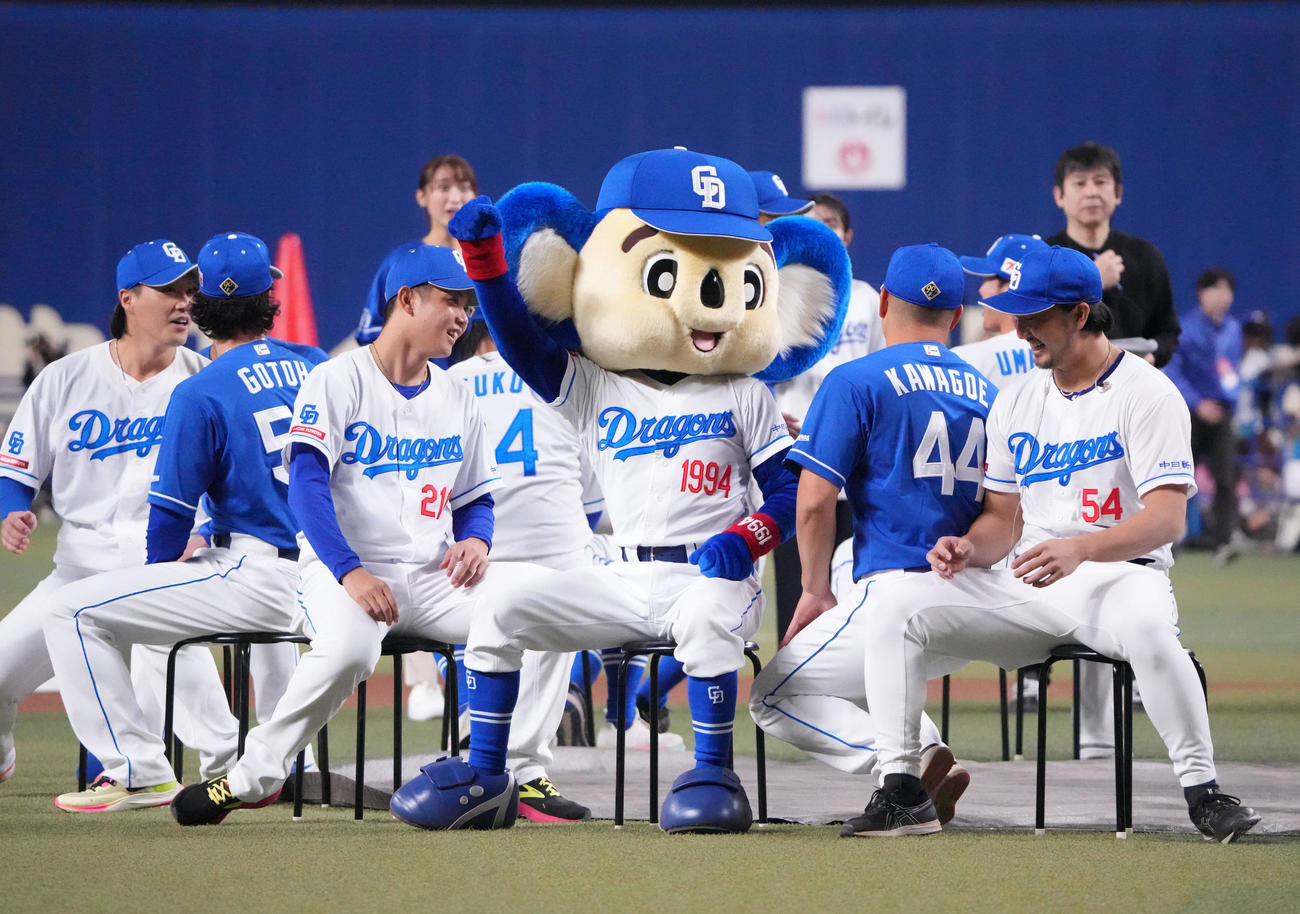 椅子取りゲームで川越に勝利するドアラ（撮影・森本幸一）