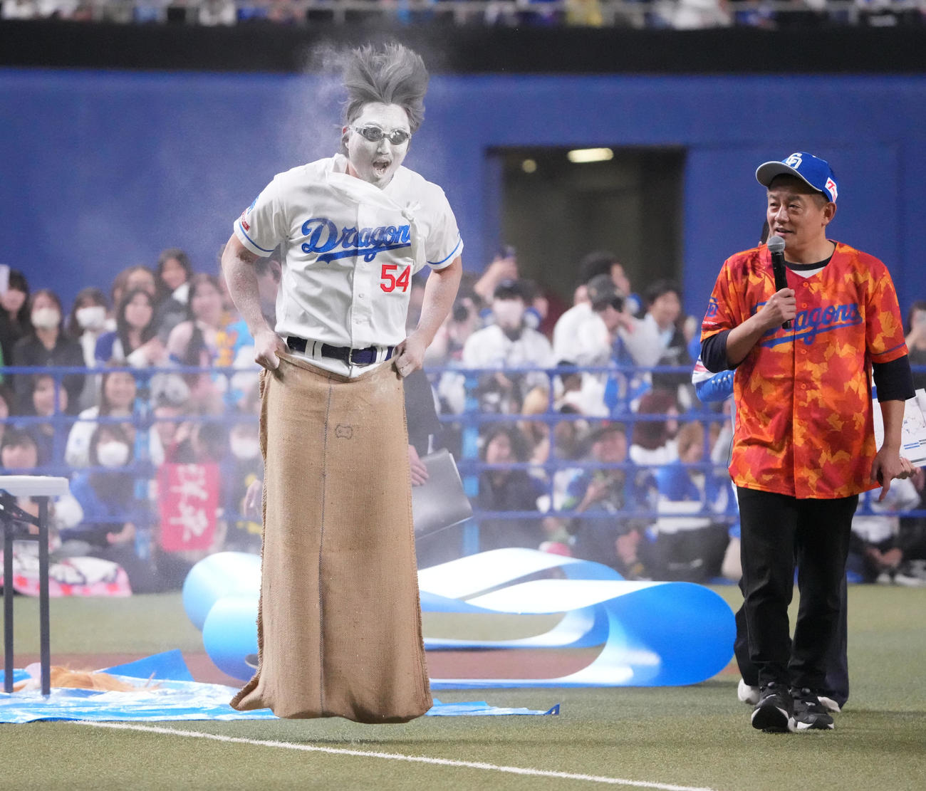 粉からアメを見つけ袋に足を入れジャンプしながらゴールに向かう藤嶋（左）（撮影・森本幸一）