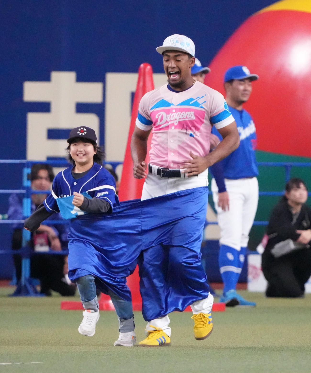 デカパンリレーで子供と力走する中日ブライト健太（右）（撮影・森本幸一）