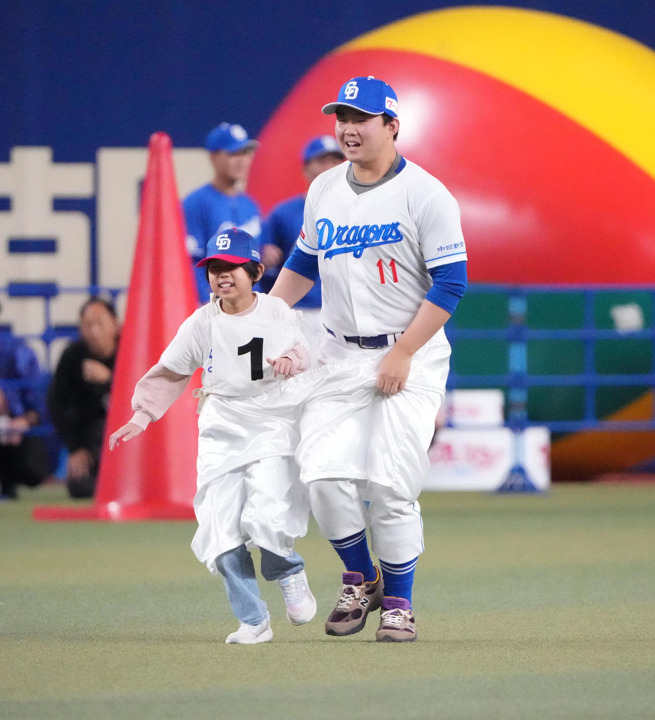 デカパンリレーで子供と力走する中日小笠原（右）（撮影・森本幸一）