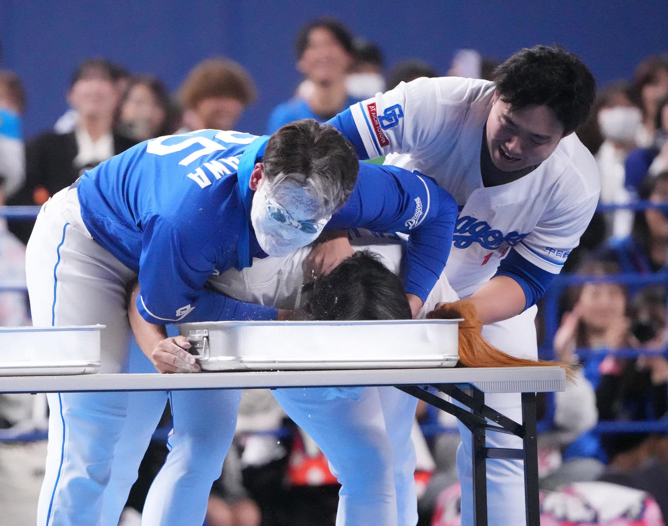 障害物リレーで粉の中からアメを探す中日藤嶋（中央）を押さえつける石川昂（左）と小笠原（右）（撮影・森本幸一）