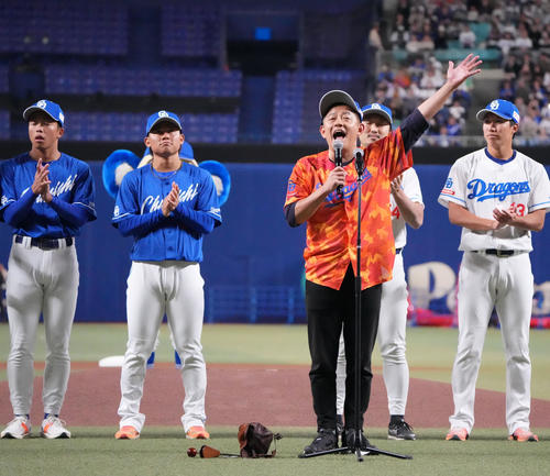 ファンにあいさつをする進行役のスピードワゴンの井戸田潤(中央)(撮影・森本幸一)