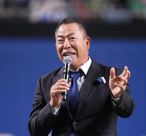 イベント合間のトークショーに参加する中日井上監督(撮影・森本幸一)
