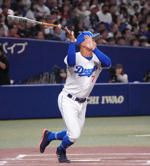 投手チーム対野手チームの試合で本塁打を放つ中日根尾(撮影・森本幸一)