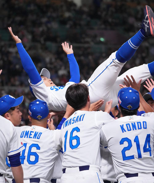 投手チーム対野手チームの試合で本塁打を放ち胴上げされる中日根尾(撮影・森本幸一)