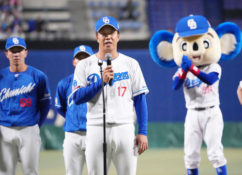 ファンフェスタ締めのあいさつを行う中日柳(撮影・森本幸一)