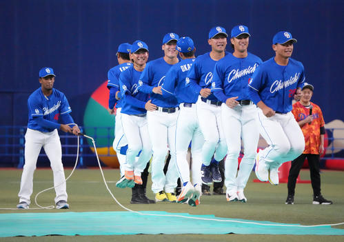 大縄飛びにチャレンジする野手チーム(撮影・森本幸一)