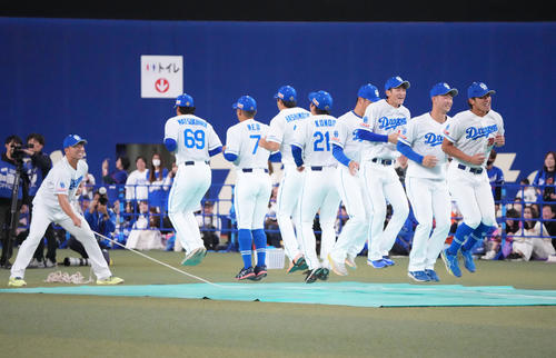 大縄飛びにチャレンジする投手チーム(撮影・森本幸一)