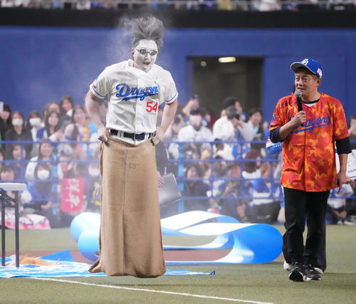 粉からアメを見つけ袋に足を入れジャンプしながらゴールに向かう藤嶋(左)(撮影・森本幸一)