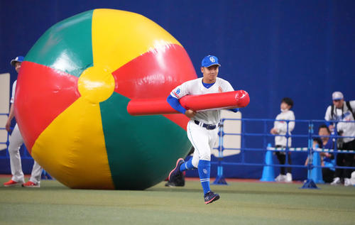 大きなバトンを抱えリレーする根尾(撮影・森本幸一)