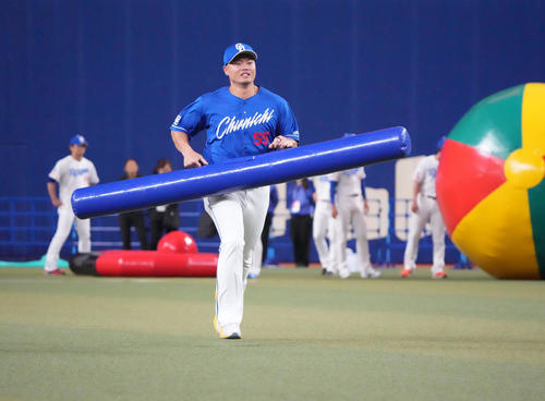 大きなバトンを抱えリレーする細川(撮影・森本幸一)