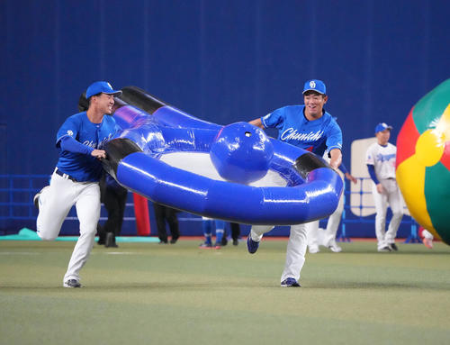 大きなラケットにボールを乗せリレーする福永(左)と鵜飼(撮影・森本幸一)
