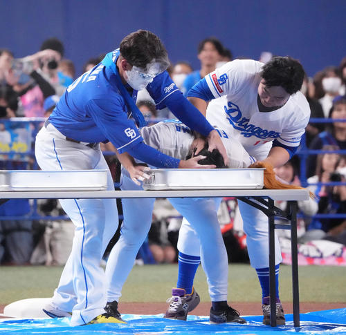 障害物リレーで粉の中からアメを探す中日藤嶋(中央)を押さえつける石川昂(左)と小笠原(右)(撮影・森本幸一)