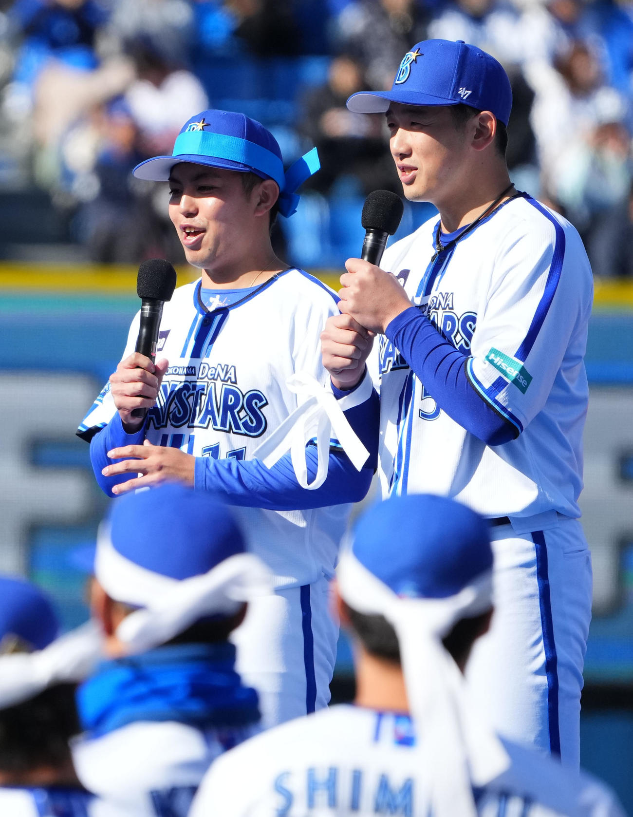 選手宣誓をするDeNA東（左）と山本祐（撮影・横山健太）