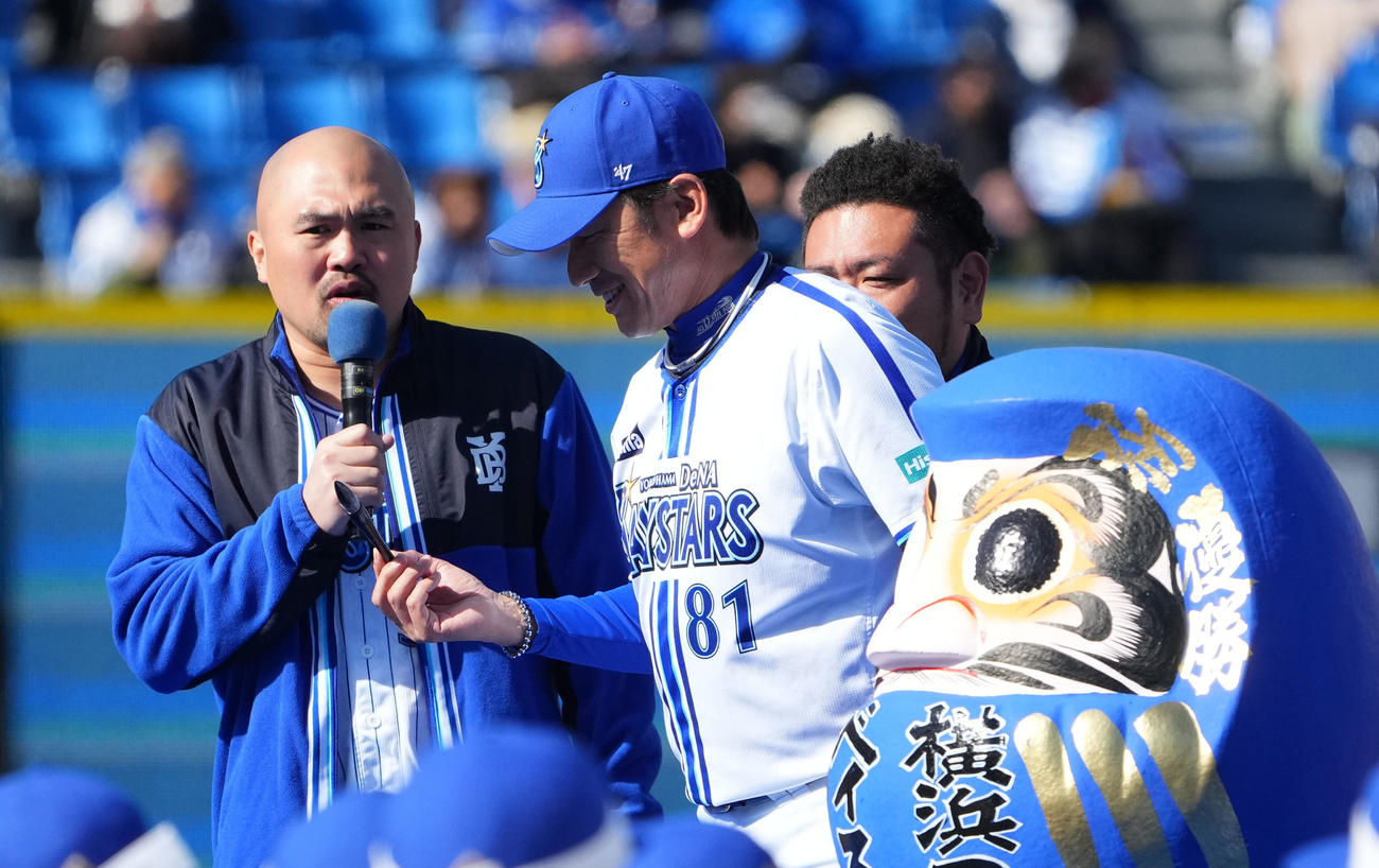 鬼越トマホークの良ちゃん（左）に筆を入れようとボケをかますDeNA三浦監督（中央）（撮影・横山健太）