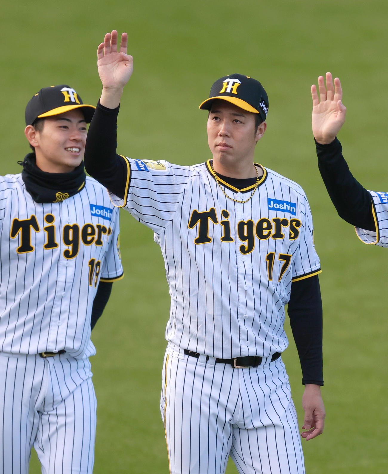 阪神ファン感謝デーでファンに手を振る青柳。左は下村（撮影・上山淳一）