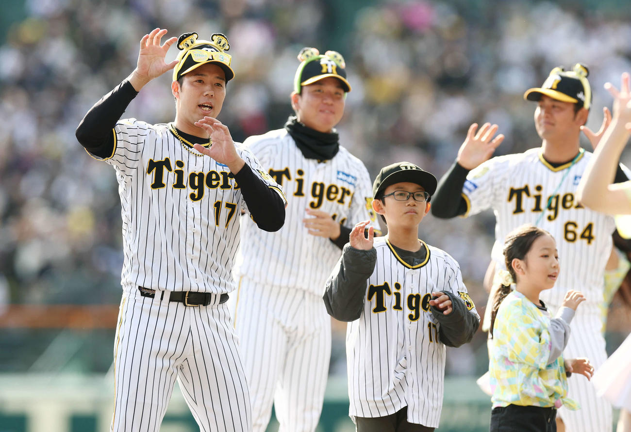 子どもたちとダンスを楽しむ阪神青柳（左端）ら（撮影・前田充）