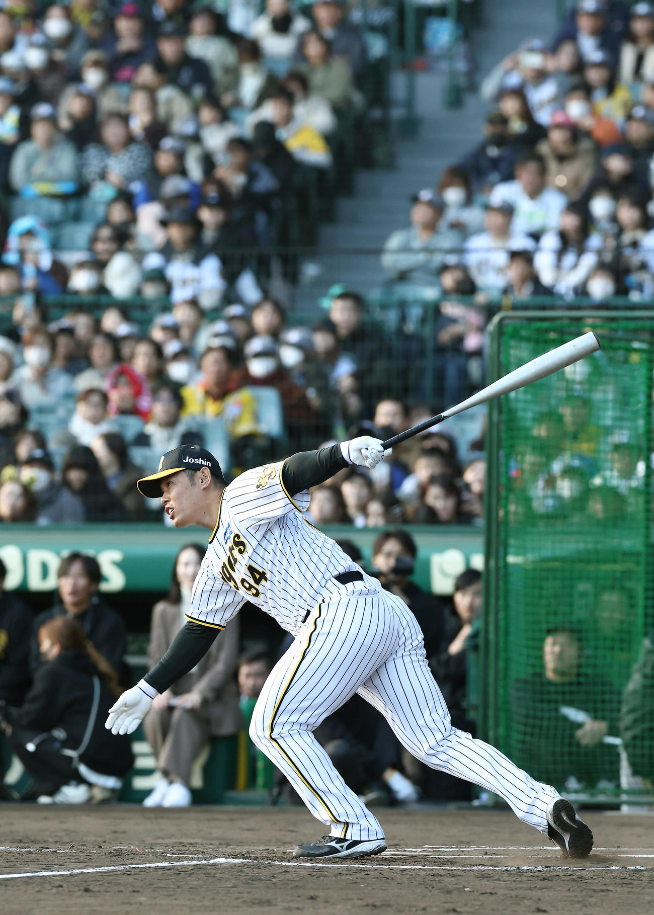 相席食堂オールスターズとの野球対決で適時打を放つ阪神原口（撮影・前田充）