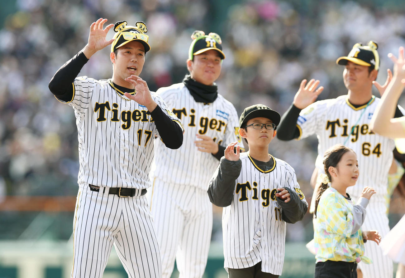 子どもたちとダンスを楽しむ阪神青柳（左端）ら（撮影・前田充）