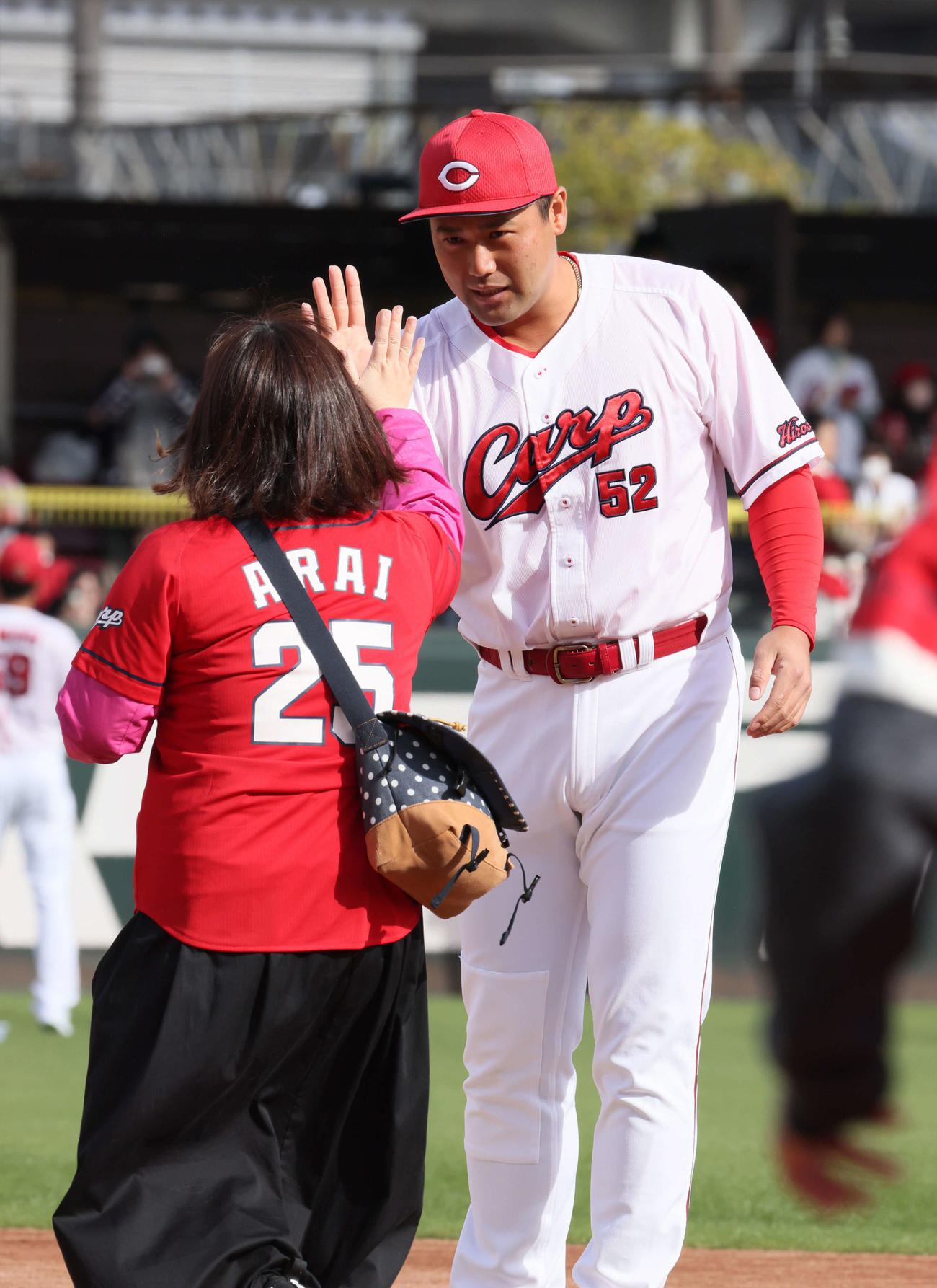 ファン感謝デーでファンとハイタッチする広島末包（撮影・加藤孝規）