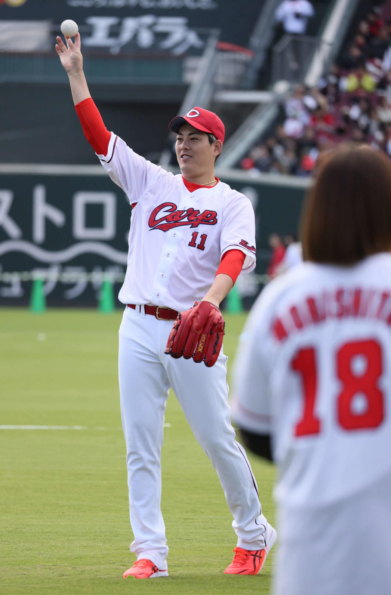 ファン感謝デーでファンとキャッチボールをする広島九里（撮影・加藤孝規）