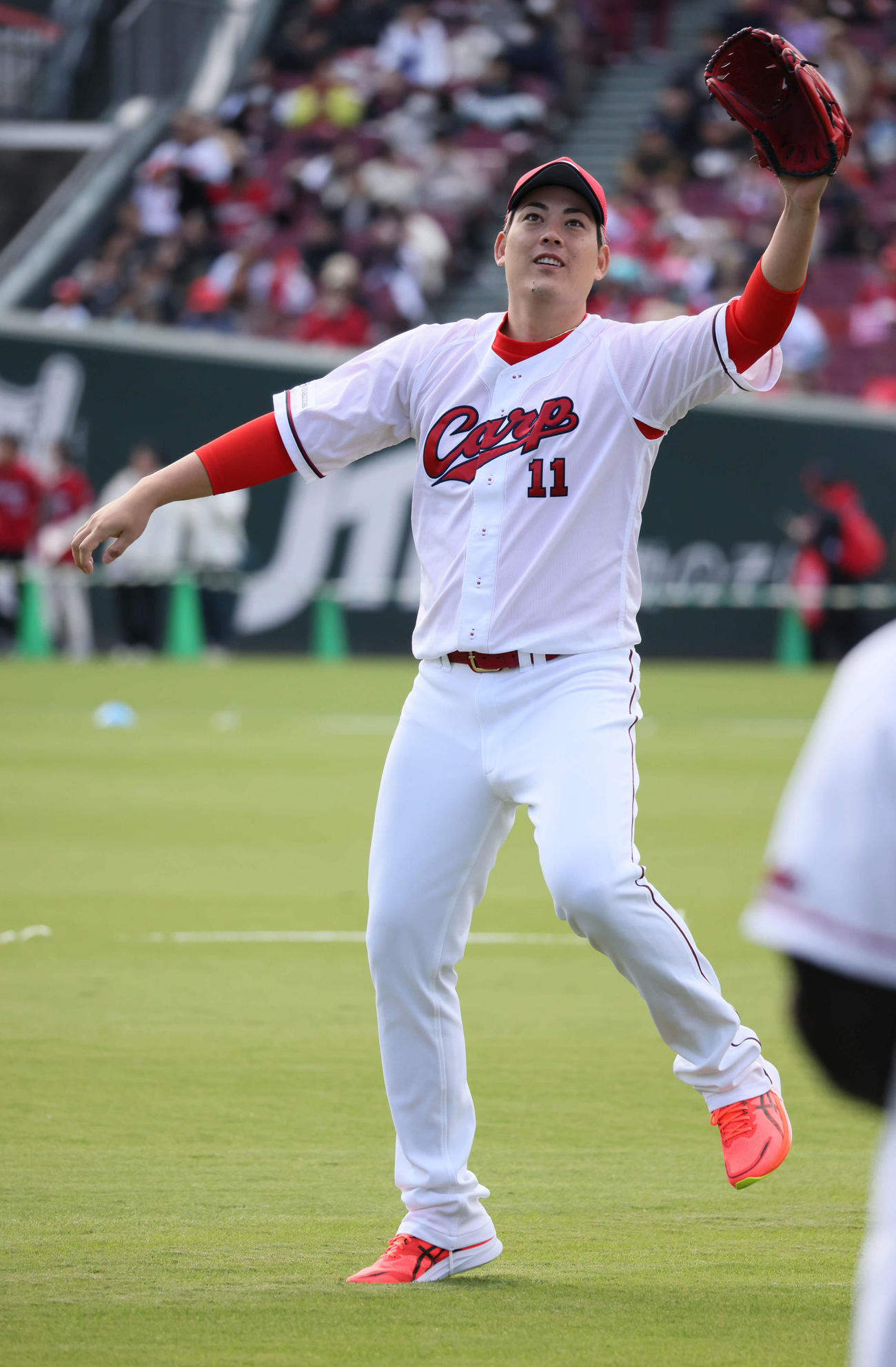 ファン感謝デーでファンとキャッチボールをする広島九里（撮影・加藤孝規）