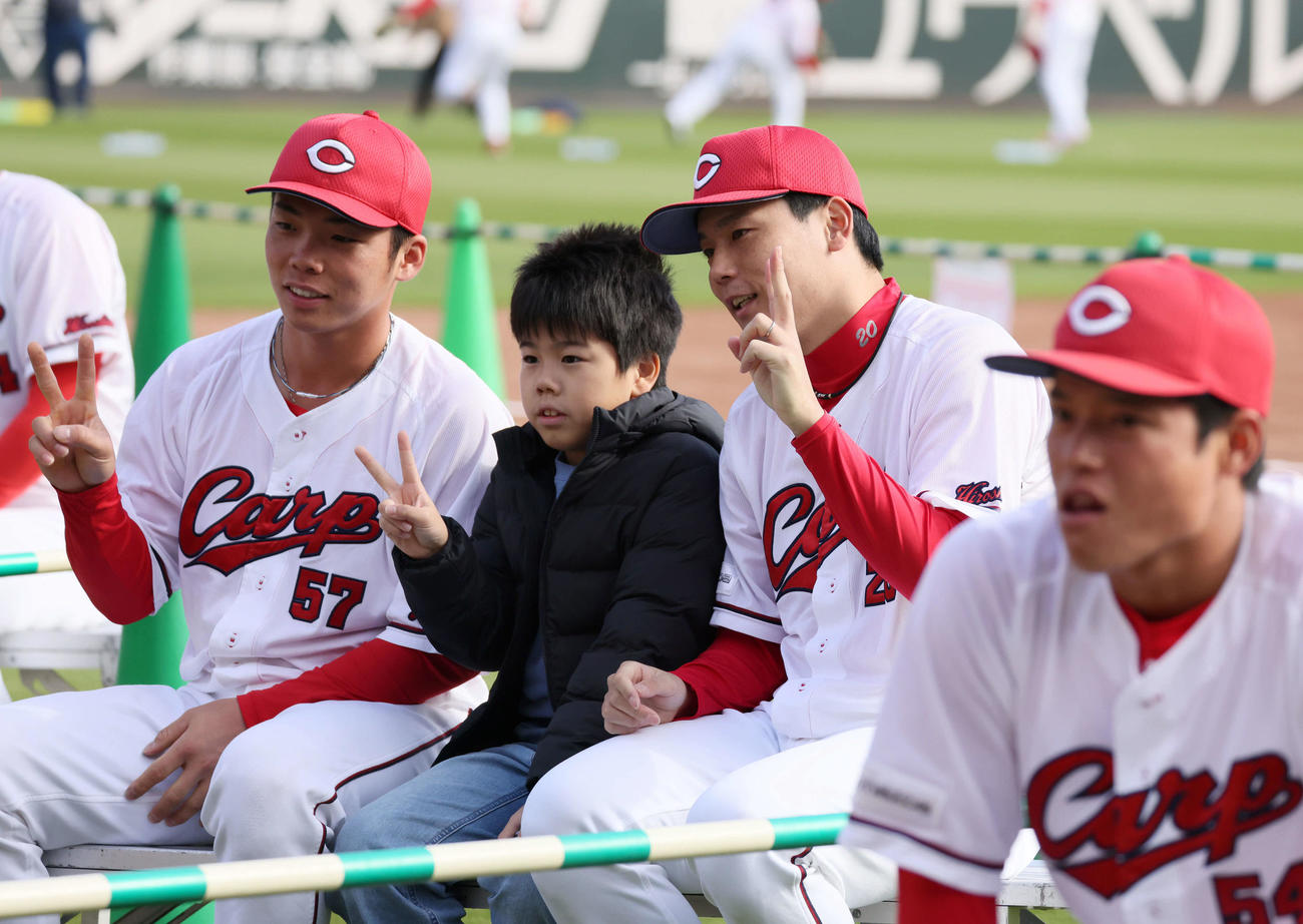 ファン感謝デーでファンと記念写真におさまる広島栗林（右から2人目）と持丸（撮影・加藤孝規）