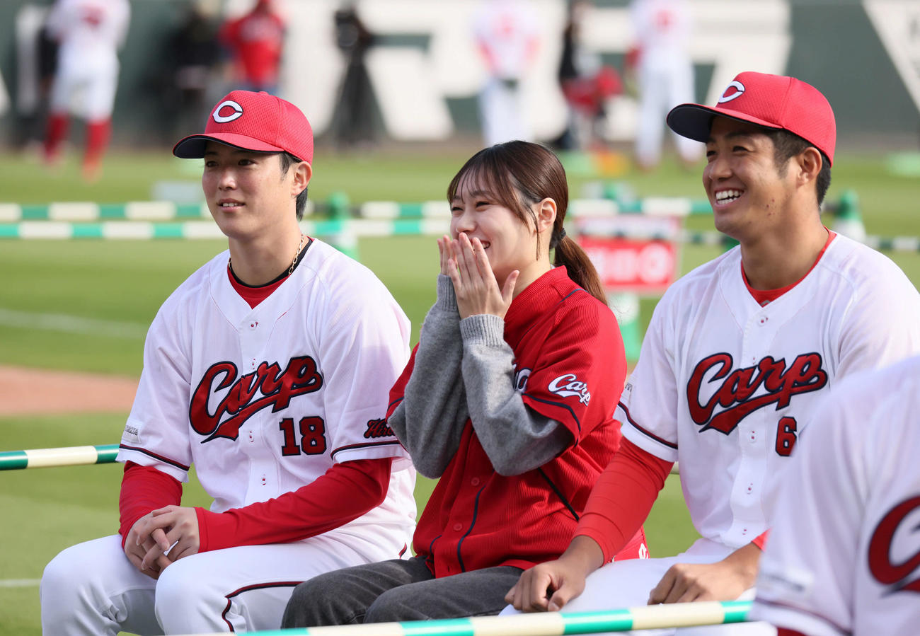 ファン感謝デーでファンと記念写真におさまる広島森下（左）と高木（撮影・加藤孝規）