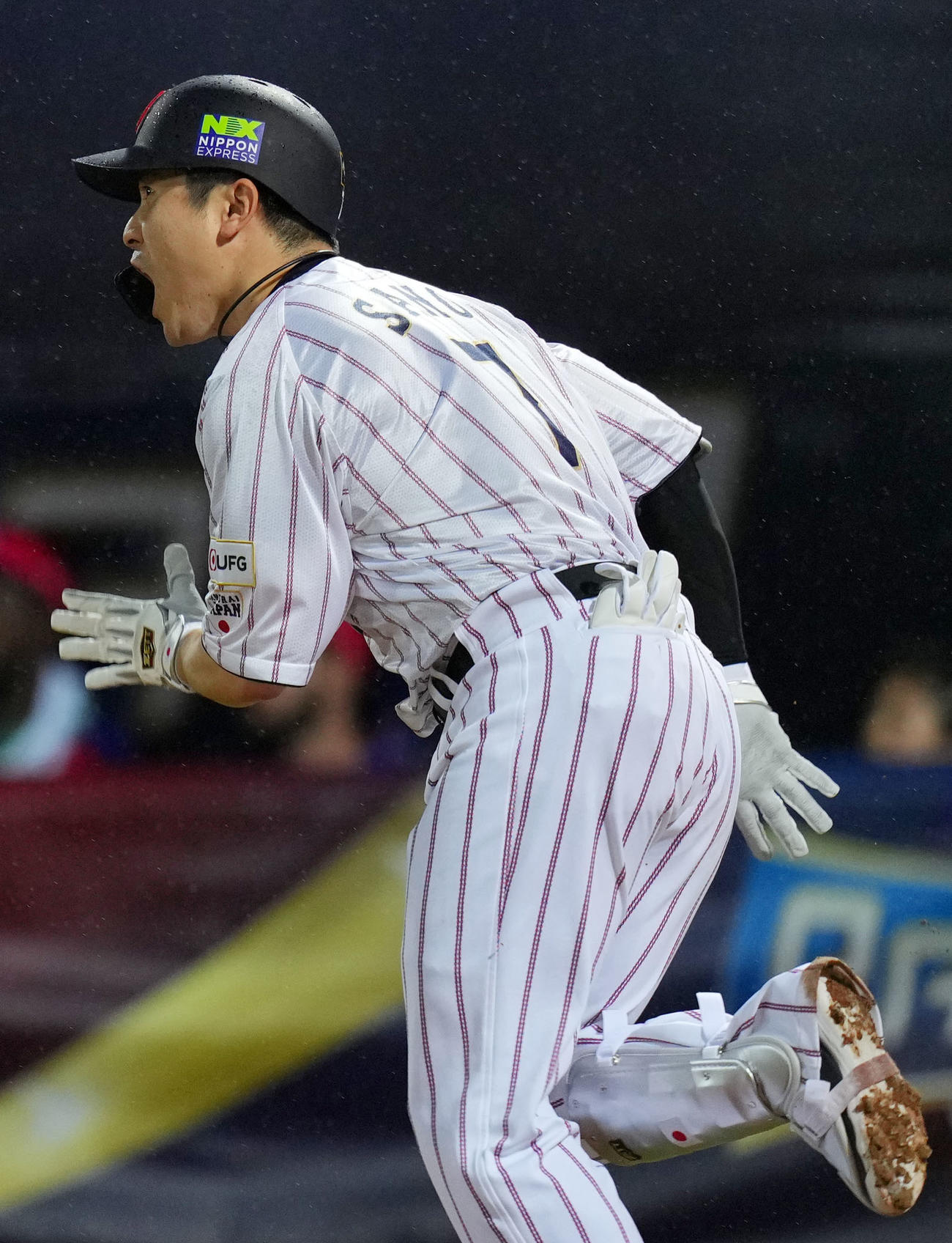 日本対キューバ　2回日本2死一、三塁、中前適時打を放ちほえる佐野（撮影・横山健太）