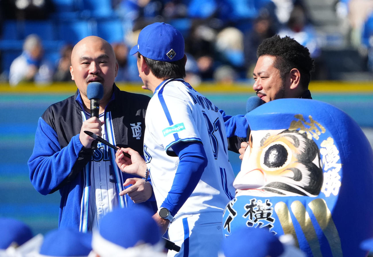 鬼越トマホークの良ちゃん（左）に筆を入れようとボケをかますDeNA三浦監督（中央）（撮影・横山健太）