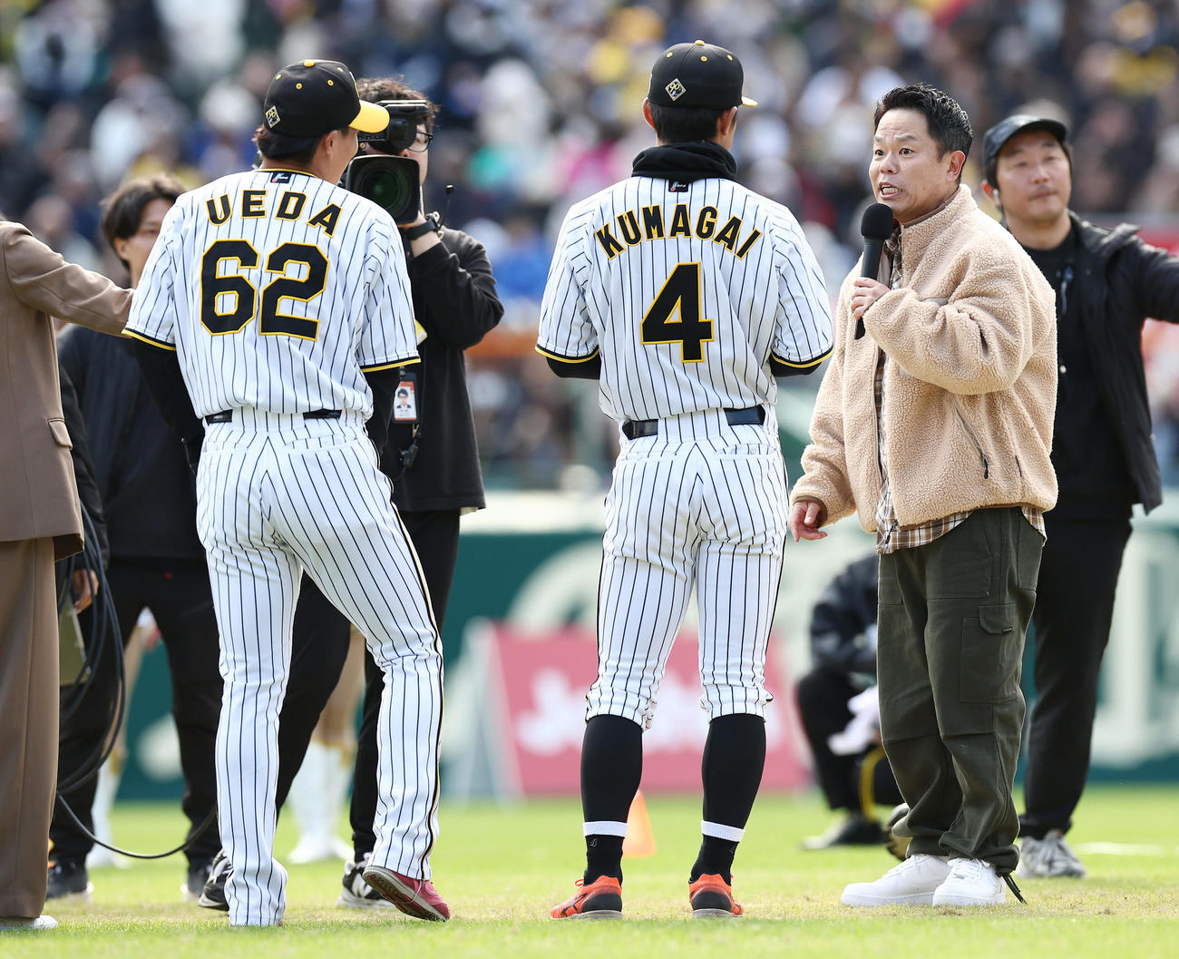 ファン感謝デーを盛り上げるダイアンの津田篤宏（右）（撮影・前田充）