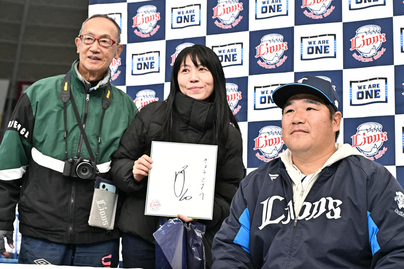 サインしたファンと記念撮影する西武中村剛（撮影・滝沢徹郎）