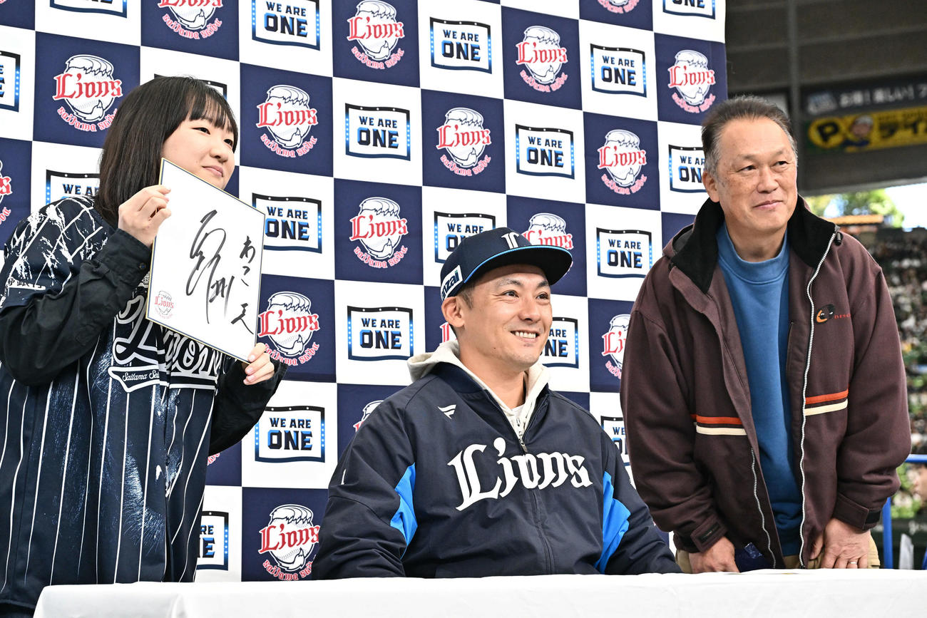 サインしたファンと記念撮影する西武栗山（撮影・滝沢徹郎）